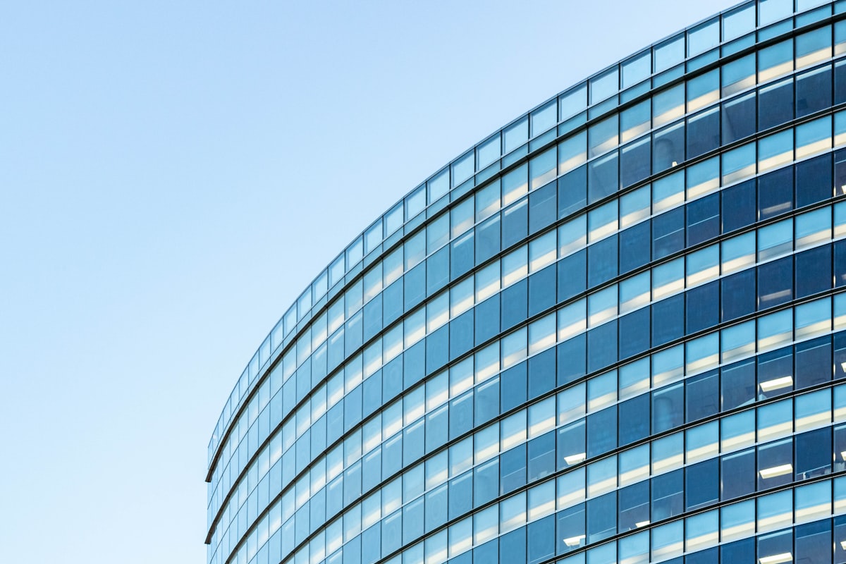 Immeuble moderne aux façades vitrées entretenu par R.M Uni-Services